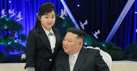 Kim Jong Un Muestra A Su Hija En Un Banquete Militar Por El