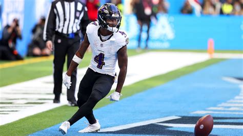 Ravens Qb Lamar Jackson Buys Time Finds Rookie Zay Flowers For First