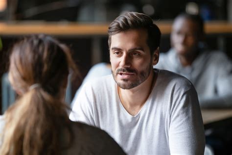 Wenn Frauen Männer nervös machen tun sie diese 15 Dinge