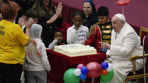 El papa Francisco cumple 87 años y lo celebra con niños Diario