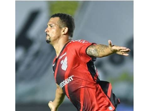 Herói Na Vila Belmiro Zé Ivaldo Celebra Classificação Do Athletico Lance