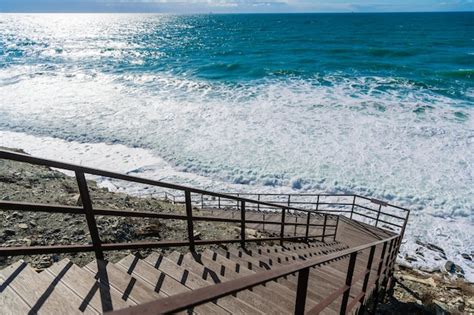 As Escadas Descem Para A Praia De Cascalho Para O Mar Tempestuoso No