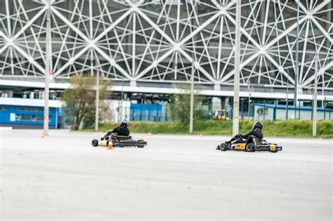 Deux Pilotes Conduisent Du Karting Et Participent à Une Compétition