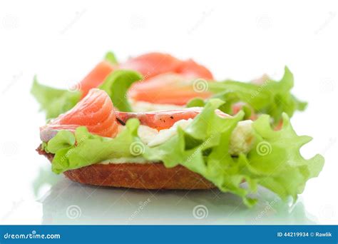 Bocadillo Con Los Salmones Y El Queso Foto De Archivo Imagen De