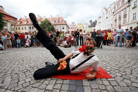 Arty Ci Na Szczud Ach Pod Dachami I Na Bruku W Jeleniej G Rze