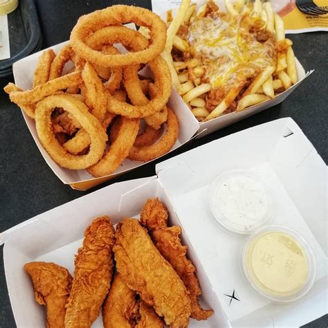 Carl S Jr Chicken Tenders Chilli Cheese Fries Y Aros De Cebolla Con