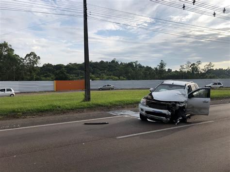 Uma Pessoa Morre E Duas Ficam Feridas Depois Que Dois Carros Batem De