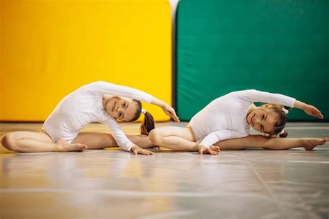 Grupo De Chicas Haciendo Ejercicio En La Escuela De Gimnasia Foto Premium