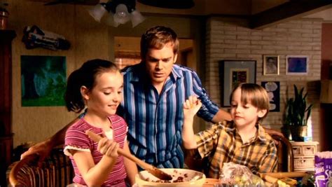 O Que Acontece Com Os Filhos De Rita Em Dexter - 10 diferenças surpreendentes entre as séries de Dexter e os livros ...