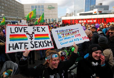 „berlin Ist Die Stadt Der Frau“ Großdemo Am Alexanderplatz Bz