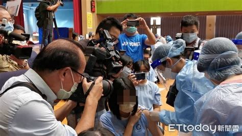 快訊／bnt全台第一針打了！桃園女高中生露手臂 神情超淡定 Ettoday生活新聞 Ettoday新聞雲