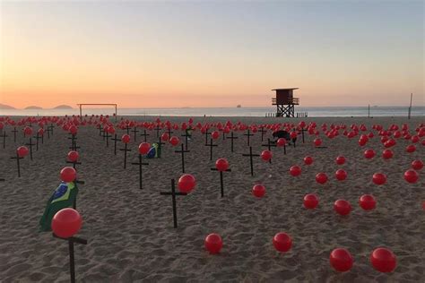 ONG fixa 100 cruzes em praia do Rio em protesto às mortes por Covid 19