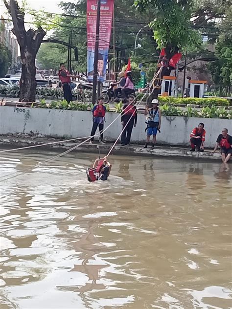 Rescue Ummat Kota Bekasi Gelar Latihan Kebencanaan Banjir Di Kalimalang