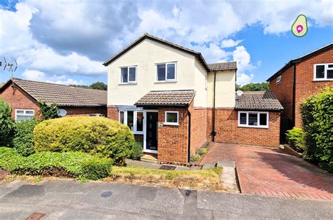 4 Bed Detached House For Sale In Sandhurst Ref 537465