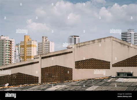 Fila De Edificios De Apartamentos Puede Verse Detr S De Un Techo De Un