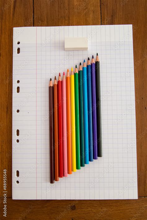 Foto De Crayons De Couleur Multicolores Avec Une Gomme Pos S Sur Une