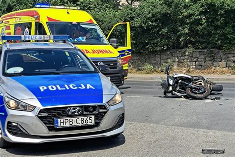 Zderzenie Auta Osobowego Z Motocyklem Na Wje Dzie Do Strzegomia Foto