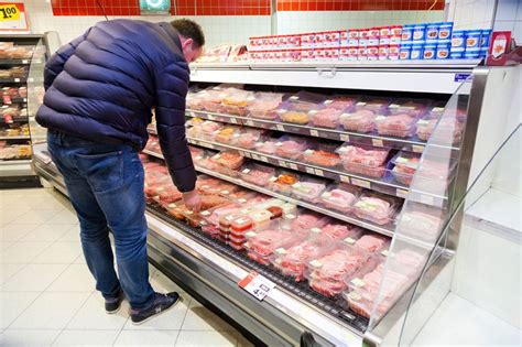 UK stores criticised for selling white striping meat - Poultry World