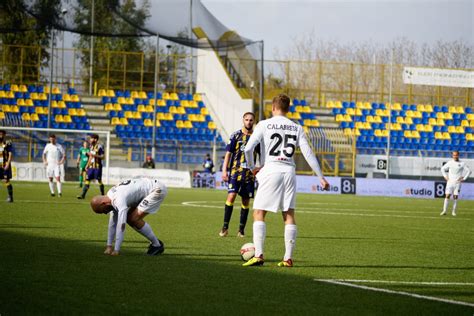 Latina Travolgente Al Menti Cala Il Tris Alla Juve Stabia