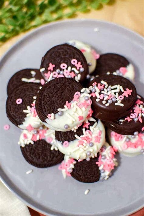 Valentines Day Irresistible Chocolate Dipped Oreos Recipe