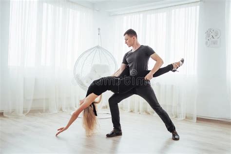 Musica Latina Ballante Delle Giovani Coppie Bachata Merengue Salsa Posa Di Eleganza Due Su