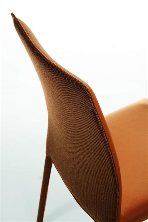 Sedia Rivestita In Pelle Con Gambe Verniciate Idfdesign