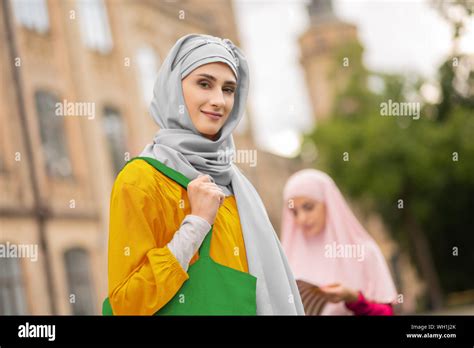 Femme Musulmane Portant Le Hijab Banque De Photographies Et Dimages à