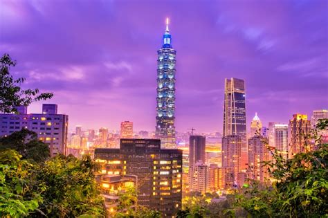 Skyline de la ciudad de taipei al atardecer | Foto Premium