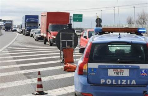 Autostrada A1 Tir In Fiamme Nella Variante Di Valico Lunga Coda Per