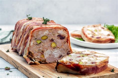 Terrina De Cerdo Con Cerezas Pistachos Y Pollo Foto Premium