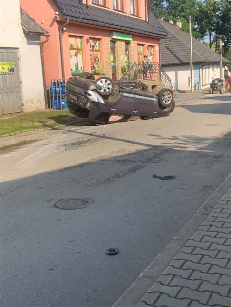 Wypadek w Kacwinie Dachowały dwa samochody zdjęcia podhale24 pl