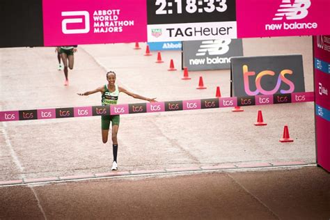 Sifan Hassan Loopt Nederlands Record En Wint Bij Marathondebuut In