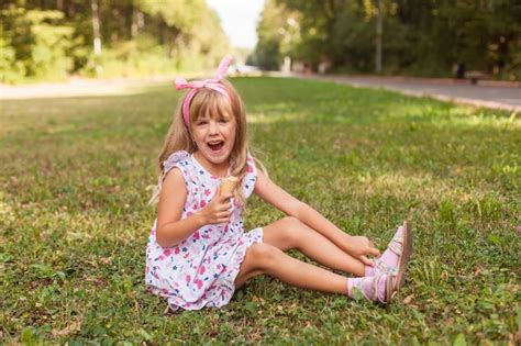 Portrait D une Jolie Petite Fille Blonde Avec De La Crème Glacée Lors D une Promenade Dans Le