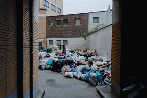 Schurft Tyfus En Difterie In Kraakpand Met Honderden Asielzoekers