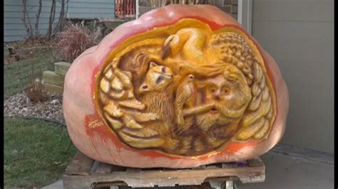 South Dakota entrepreneur commissions massive 1,300-pound pumpkin carving - ABC7 New York