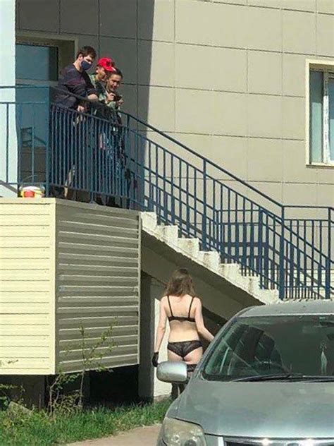 Nữ shipper mặc độc bikini đi giao pizza người đi đường choáng váng