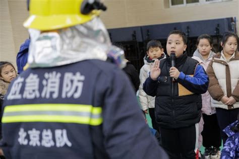 北京：学生变装“消防员” 沉浸式上好开学“消防第一课”