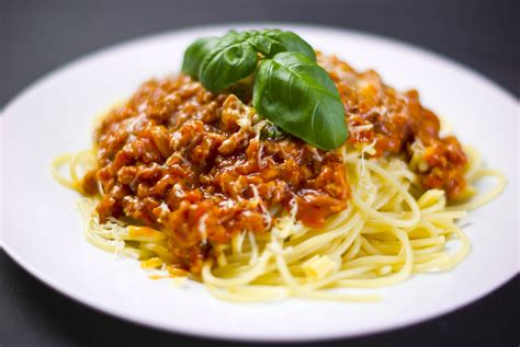 Spaghetti Bolognese Met Verse Basilicum • Receptkoning