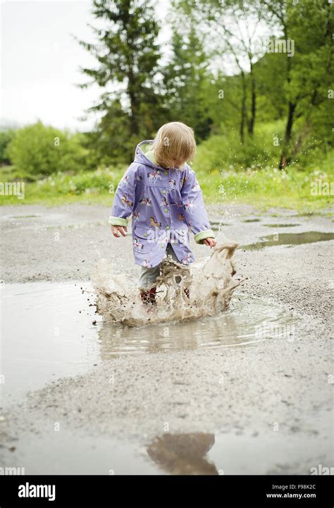 éclabousser dans une flaque d eau Banque de photographies et dimages à