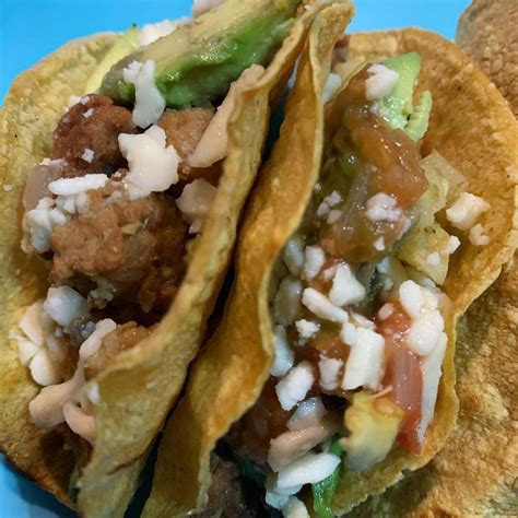 Taquitos de chicharrón vegano de soya con papa salsa casera y aguacate