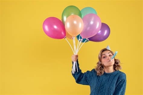 Vista Frontal Mujer Joven Con Globos De Colores Foto Gratis