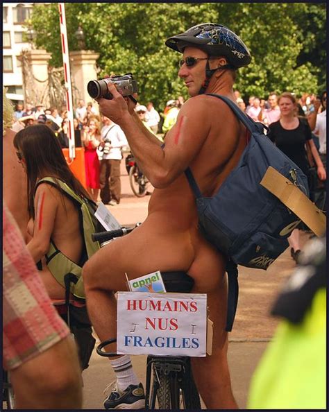 London Naked Bike Ride Humains Nus Fragile Norman