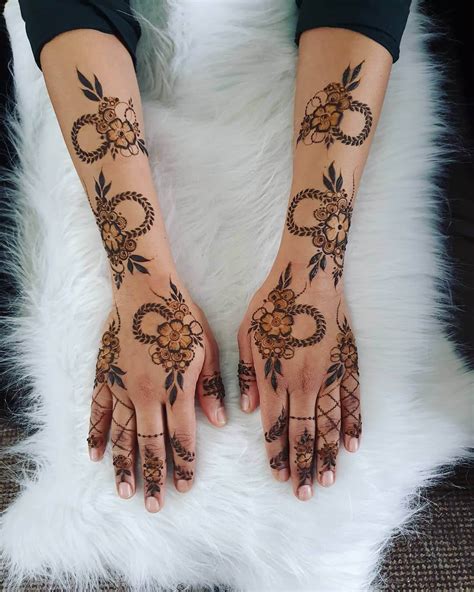 Minimalistic Arabic Mehndi Design Ideas For Intimate Weddings