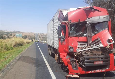 Caminhoneiro Dorme Ao Volante E Precisa Ser Resgatado Ap S Ficar Preso