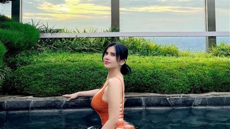 Pose Seksi Maria Vania Basah Basahan Pakai Bikini Cokelat Kaum Adam Nggak Kebayang Punya Istri