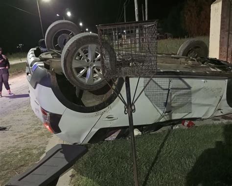 Pudo ser una tragedia un auto volcó y terminó en el ingreso a una