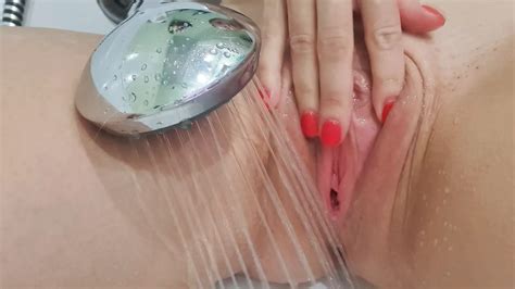Milf Accarezza Un Grosso Clitoride Sotto La Doccia E Ottiene Un Dolce Orgasmo XHamster