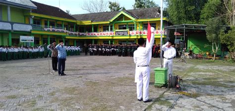 Upacara Pengibaran Bendera Merah Putih Dalam Rangka Memperingati Hut Ri