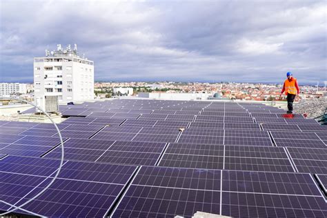 Zadarski Započela je instalacija solarnih panela na krov Poliklinike