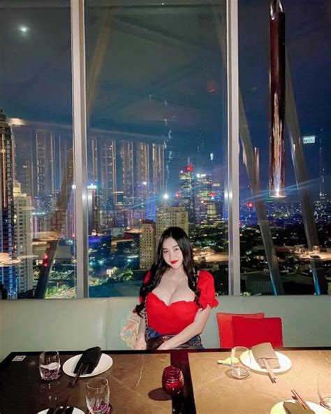 3 Potret Pamela Safitri Dinner Pakai Baju Merah Bodinya Makin Aduhai